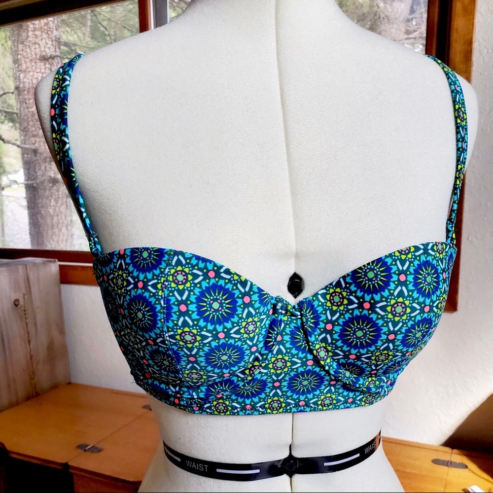 SOLD Old Navy printed swimsuit bikini top size small